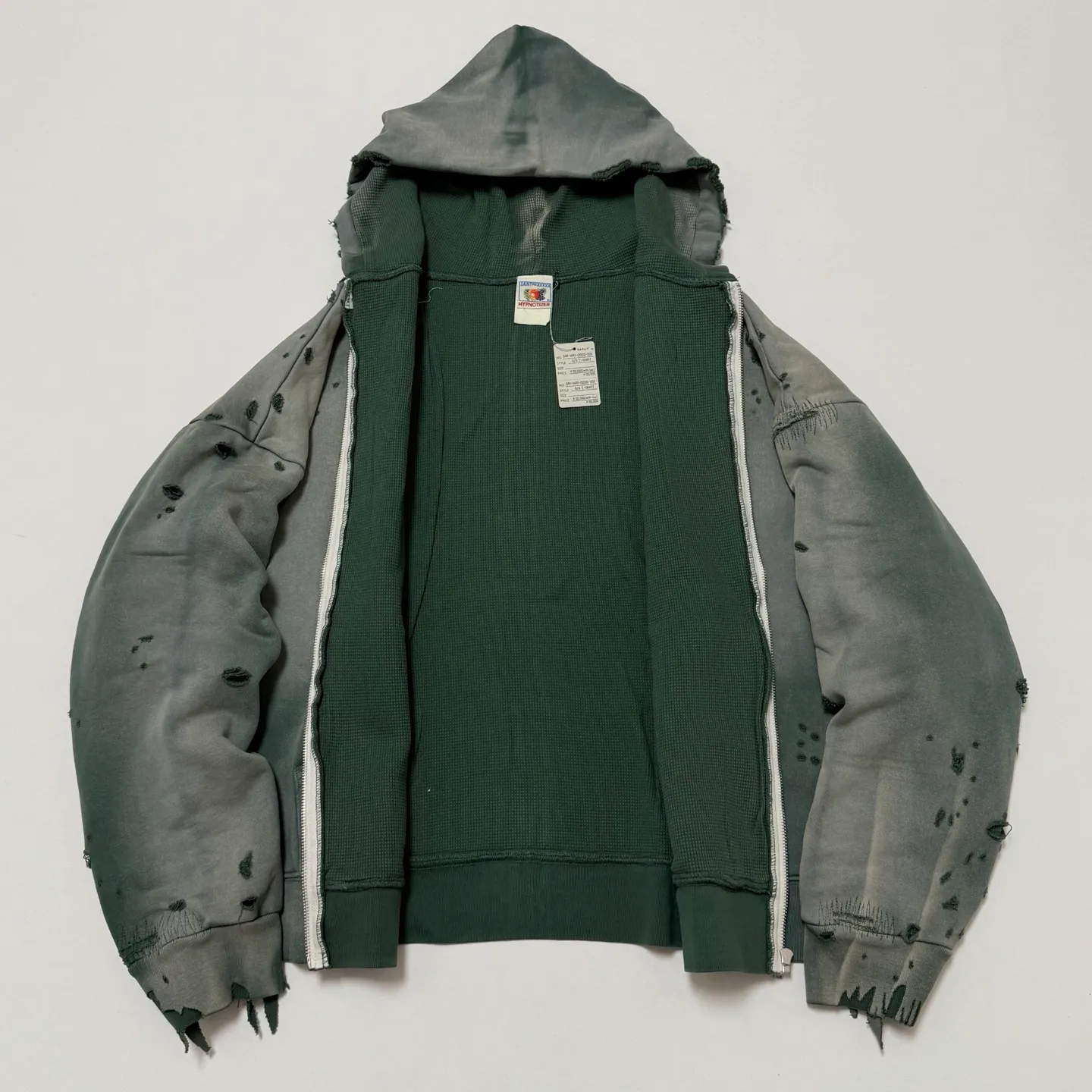 SAINT Mxxxxxx DBL FACE ZIP UP HOODIE/GREEN Double-layer destroyed waffle zipper jacket, washed green S-XL, a style that has been used in the summer. After continuous fine polishing, it has finally been shipped. The finished product is simply a work of art. Super heavy washing and distressing. Multiple water fades. Excessive hand-made wormhole destruction processing. Deconstruction and reorganization embroidery technology. Custom-made zippers with LOGO. The color details of the zipper webbing are also correct. Original grade fruit main label and wash water label. Top purchasing grade. A layer of waffle fabric is added to the inner lining to make the overall texture stronger and increase the comfort and warmth of the wearer.